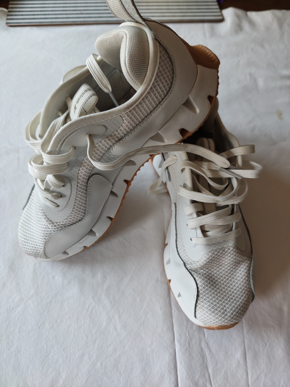 Reebok Zig Dinamica Women’s White and Tan Mesh Leather Sneakers Size 9